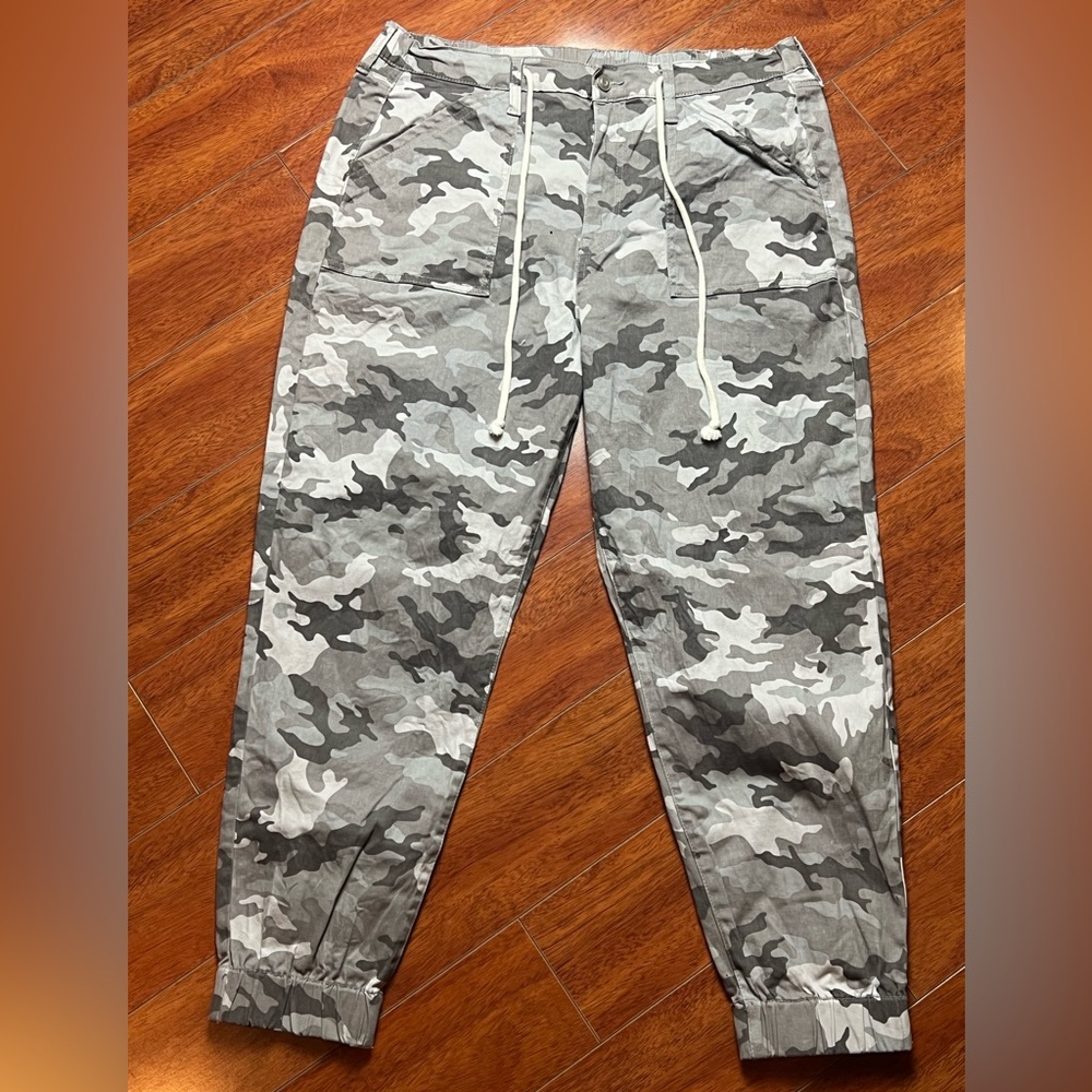 Women’s No Boundaries Gray Camouflage Cargo Pants
